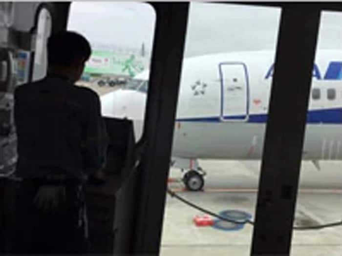 The passenger boarding bridge is removed from the aircraft.