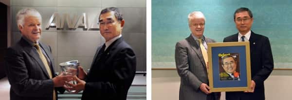 Orient AviationグループCEOバリー・グリンドロッド氏（左）より記念品を受け取るANA伊東社長（右）