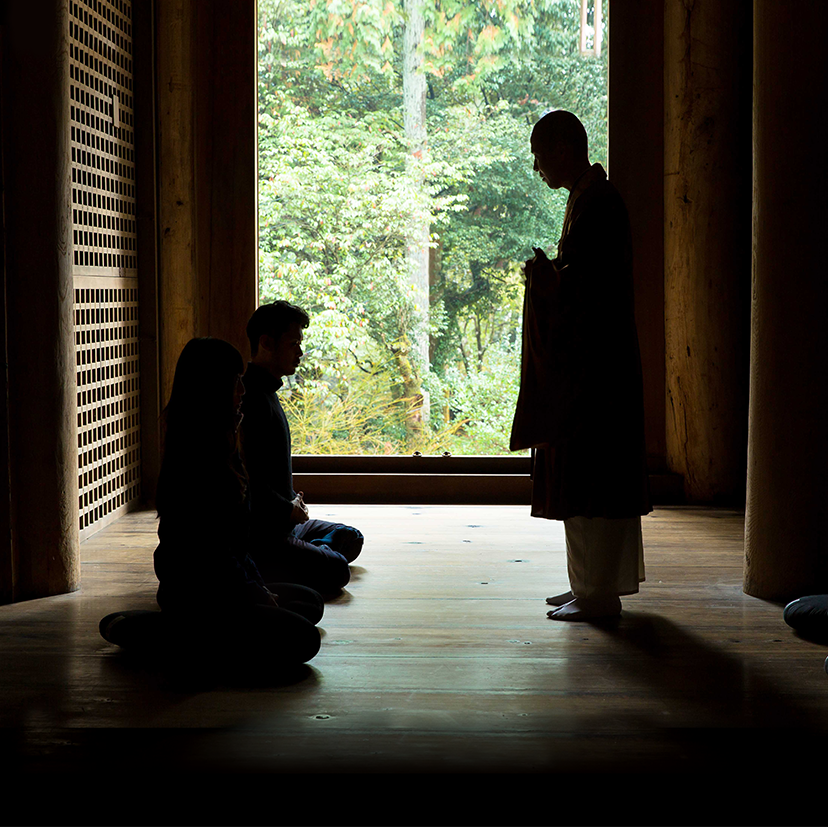 男たちは材木を、女たちは漆喰用の石灰を。迫害の日々が終わり、明治の終幕に建てられた教会は人々の心の拠り所なのだ。