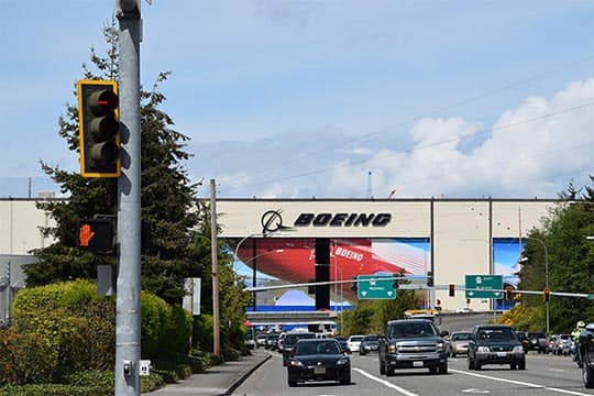 ボーイング社の敷地は広大でひとつの町のようです。