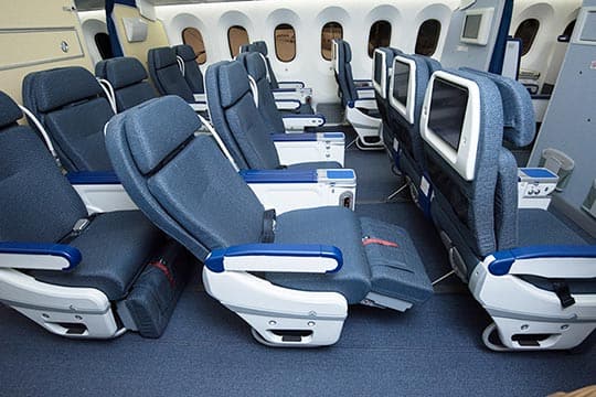 プレミアムエコノミーのゆったりしたシート。