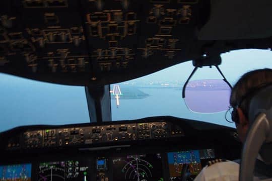 羽田空港D滑走路が見えてきました。いよいよ着陸です。