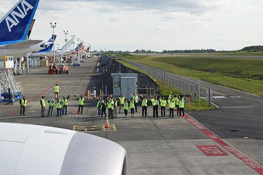 関係者に見送られて工場内の滑走路へ向かいます。