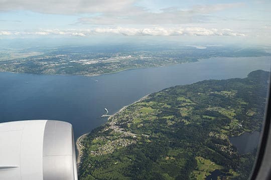 離陸直後。海と森が美しいシアトル近郊を上昇中。