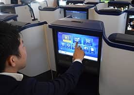 BUSINESS CLASS ビジネスクラス - 18インチタッチパネル式大型液晶ワイドスクリーン BUSINESS CLASS ビジネスクラス - 18インチタッチパネル式大型液晶ワイドスクリーン