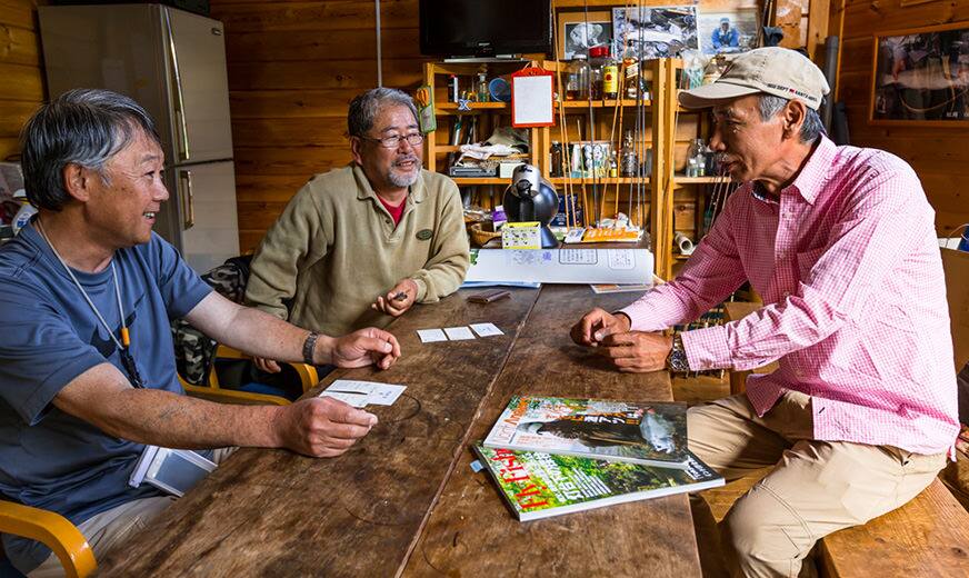 厚い流れを割って飛び出すニジマス 北海道 渚滑川の釣り旅 釣り旅の記録 Ana釣り倶楽部 Ana Sky Web