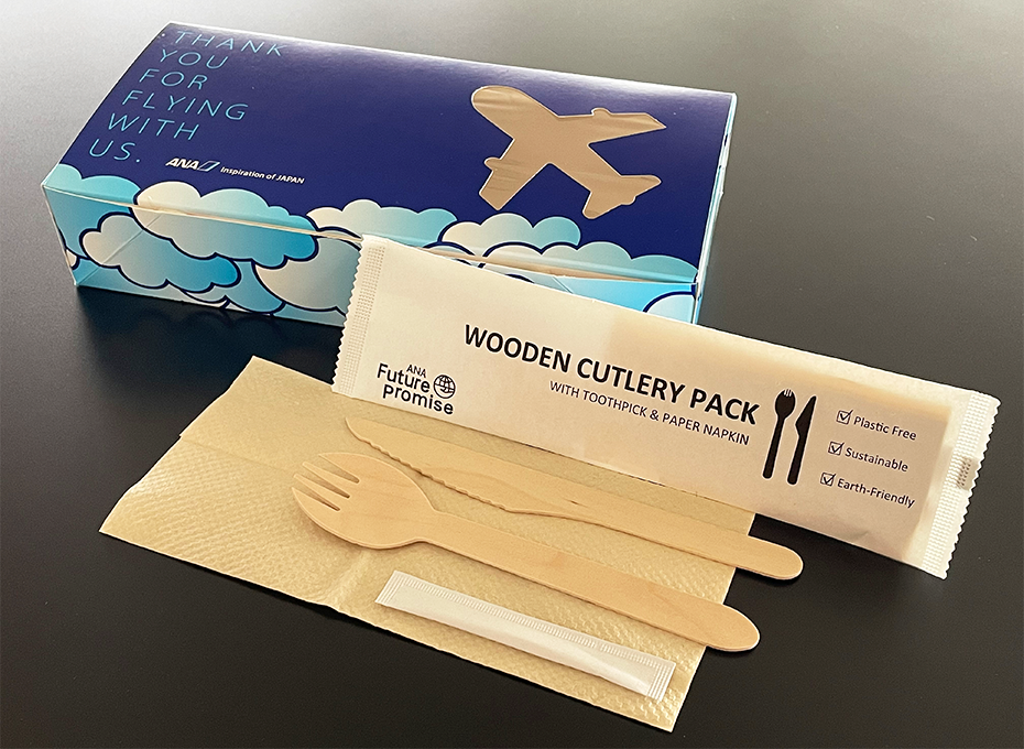 餐盒與全新採用的木製餐具套組照片