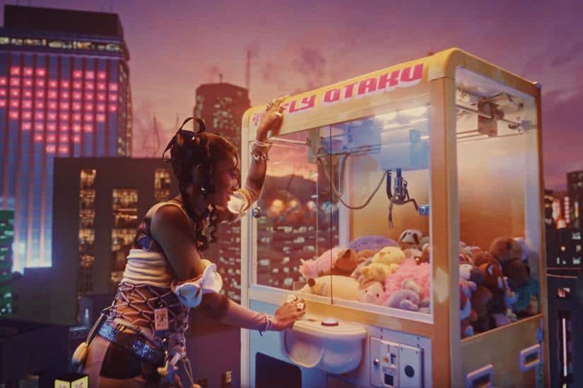 Mujer jugando en una máquina de peluches gigante de “FLY OTAKU” del tamaño de un edificio entre rascacielos de neón.