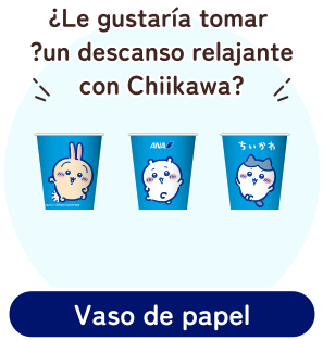 Ilustración de un mapa de Japón y un avión. Chiikawa, Usagi y Hachiware se representan disfrutando de un viaje.